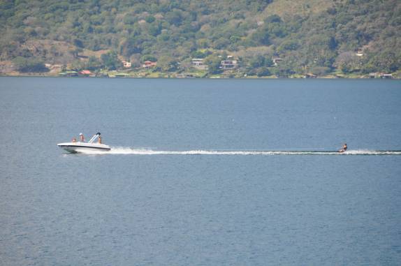 Esqui aquático no lago Coatepeque, em El Salvador
